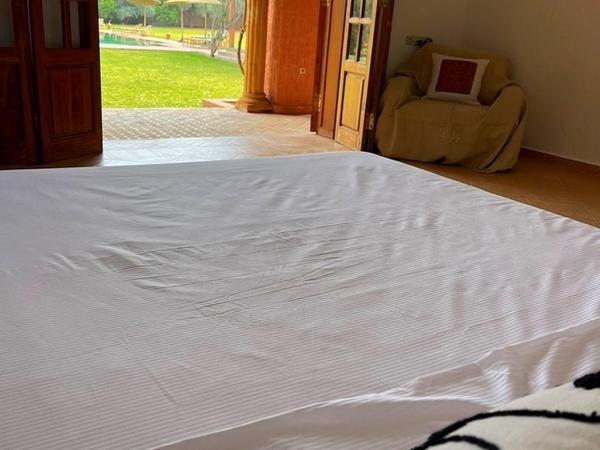 Villa Keshmere : photo 7 de la chambre suite lit queen-size - vue sur piscine