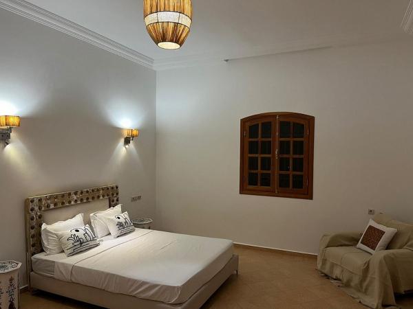 Villa Keshmere : photo 5 de la chambre suite lit queen-size - vue sur piscine