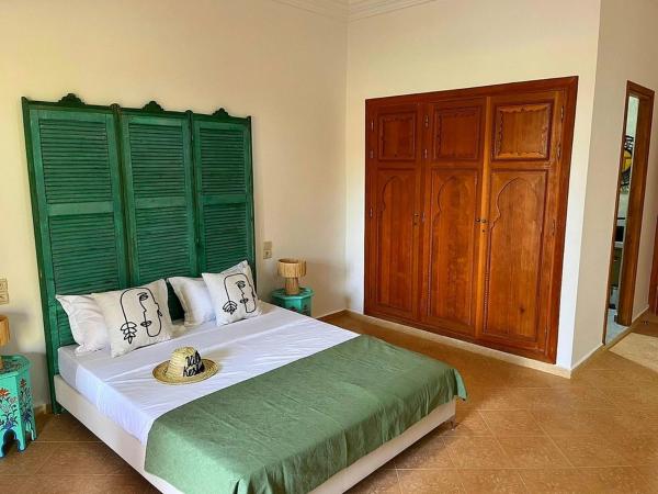 Villa Keshmere : photo 4 de la chambre chambre lit queen-size - vue sur piscine