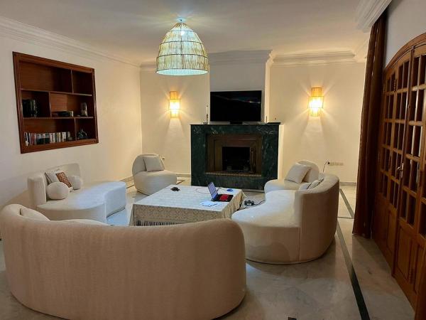 Villa Keshmere : photo 1 de la chambre suite lit queen-size - vue sur piscine