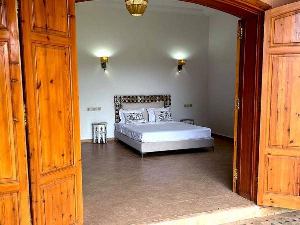 Villa Keshmere : photo 4 de la chambre suite lit queen-size - vue sur piscine