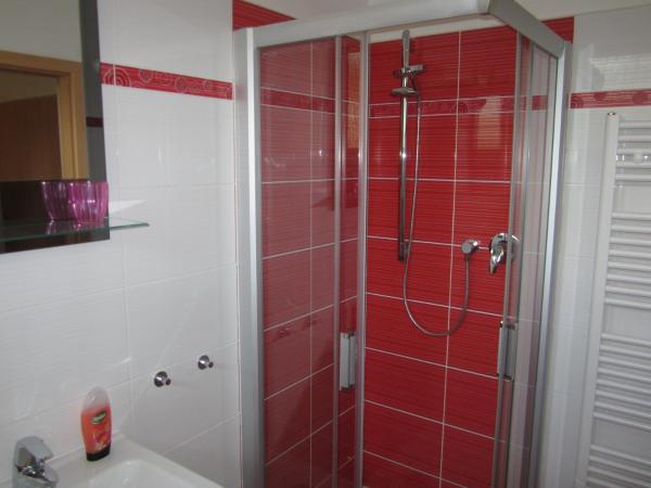 Guest House Krpole : photo 1 de la chambre chambre simple avec salle de bains