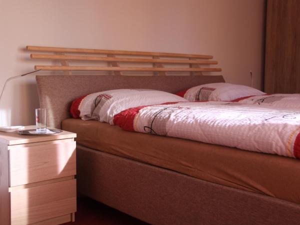Guest House Krpole : photo 2 de la chambre chambre double deluxe avec lit d'appoint