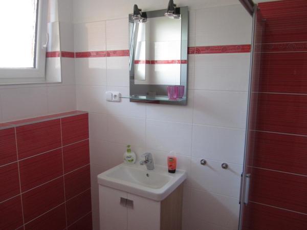 Guest House Krpole : photo 3 de la chambre chambre simple avec salle de bains