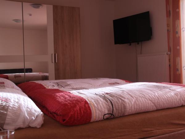 Guest House Krpole : photo 4 de la chambre chambre double deluxe avec lit d'appoint
