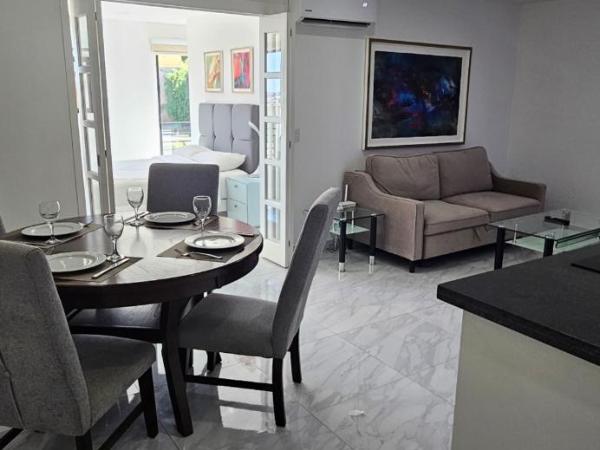 Elegant Condo in an Upscale Building : photo 3 de la chambre appartement avec balcon