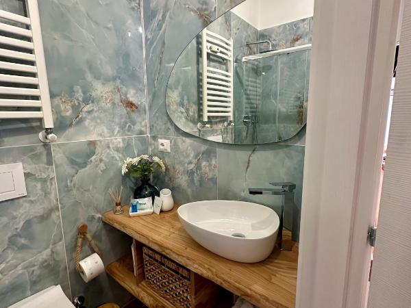 Due Mari Milano Apartment ZONA PORTELLO-FIERA FREE WI-FI : photo 7 de la chambre chambre double avec balcon (3 adultes)