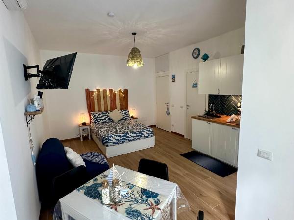 Due Mari Milano Apartment ZONA PORTELLO-FIERA FREE WI-FI : photo 4 de la chambre chambre double avec balcon (3 adultes)