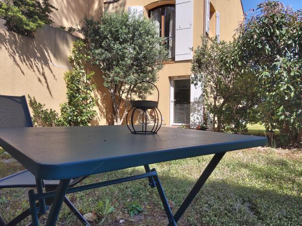 Chez Mo T1 indépendant avec son jardin privatif : photo 5 de la chambre chambre double avec terrasse