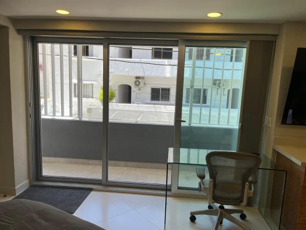 Vidalia - Modern Condos with Rooftop Terrace and Gym : photo 7 de la chambre appartement avec balcon