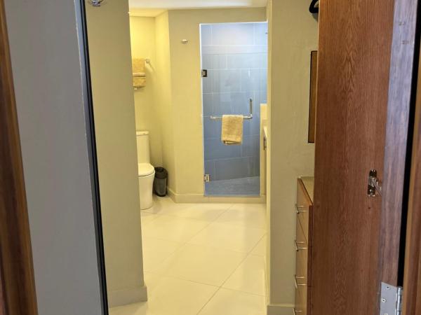 Vidalia - Modern Condos with Rooftop Terrace and Gym : photo 10 de la chambre appartement avec balcon