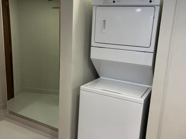 Vidalia - Modern Condos with Rooftop Terrace and Gym : photo 9 de la chambre appartement avec balcon