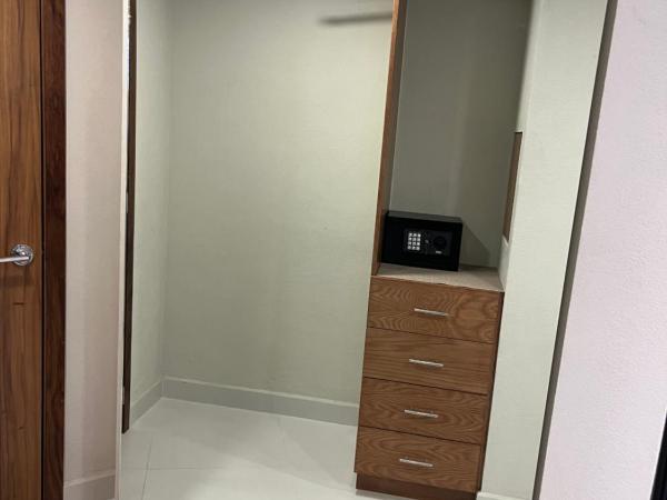 Vidalia - Modern Condos with Rooftop Terrace and Gym : photo 8 de la chambre appartement avec balcon