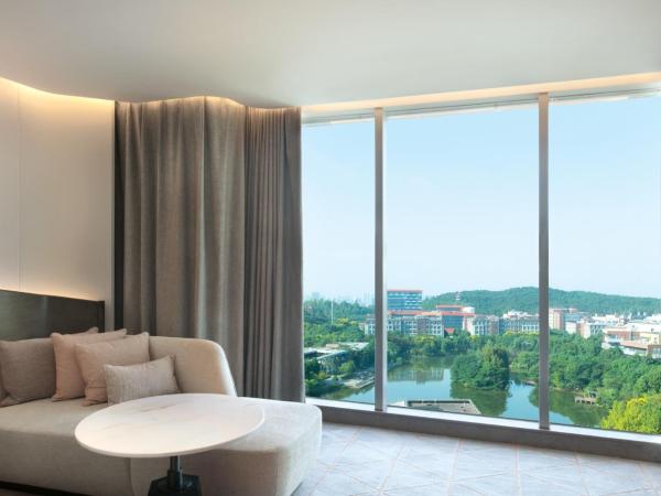 Crowne Plaza Wuhan Optics Valley, an IHG Hotel : photo 1 de la chambre king bed worklife standard