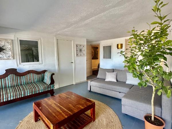 Aya House : photo 4 de la chambre chambre double standard avec salle de bains commune