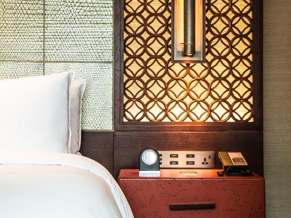 Regent Chongqing - Complimentary 1st round mini bar daily : photo 4 de la chambre chambre lit king-size classique - vue sur ville - fumeurs