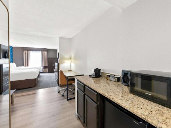 Comfort Suites Columbus : photo 1 de la chambre chambre avec 2 lits queen-size et canapé-lit 