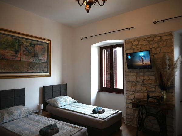 Ivana Rooms : photo 3 de la chambre petite chambre lits jumeaux