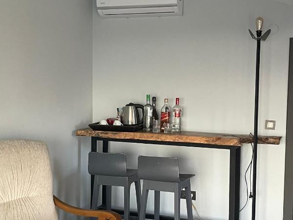 Personal Terrace Floor - Villa in Kuşadası : photo 1 de la chambre suite lit king-size - vue sur mer