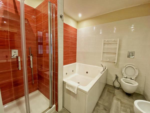 MAIN - Municipio : photo 4 de la chambre chambre lit king-size avec baignoire spa