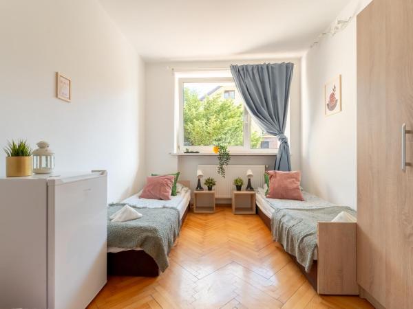 Hostello Airport - Przytulne pokoje, ogród, grill, w pełni wyposażona kuchnia : photo 1 de la chambre chambre triple