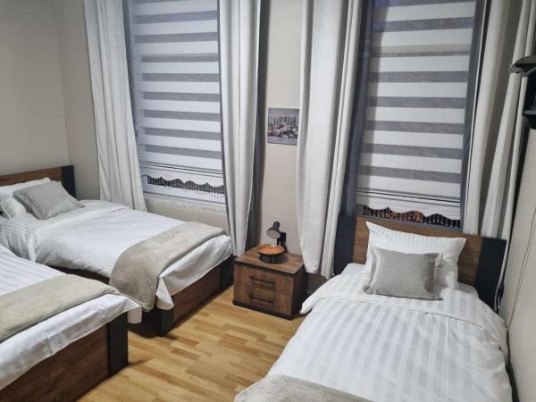 Guesthouse Djulia : photo 1 de la chambre chambre triple avec salle de bains commune