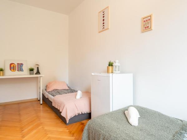 Hostello Airport - Przytulne pokoje, ogród, grill, w pełni wyposażona kuchnia : photo 2 de la chambre chambre triple