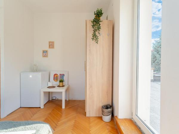 Hostello Airport - Przytulne pokoje, ogród, grill, w pełni wyposażona kuchnia : photo 1 de la chambre chambre double