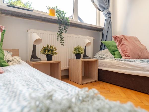 Hostello Airport - Przytulne pokoje, ogród, grill, w pełni wyposażona kuchnia : photo 4 de la chambre chambre triple