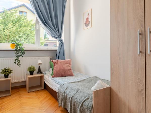 Hostello Airport - Przytulne pokoje, ogród, grill, w pełni wyposażona kuchnia : photo 5 de la chambre chambre triple