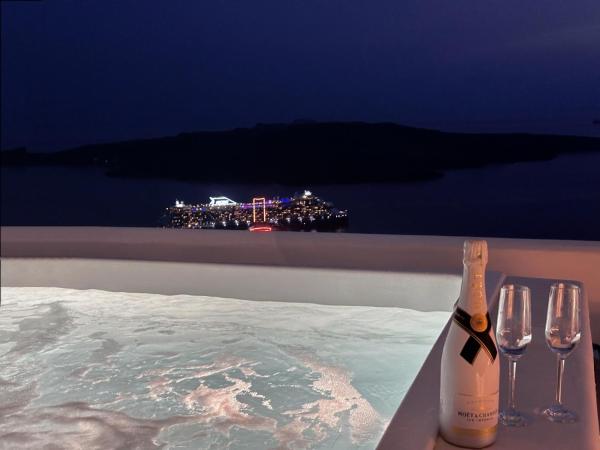 Dagaz Suites : photo 5 de la chambre honeymoon suite with caldera view (indoor & outdoor hot tub)