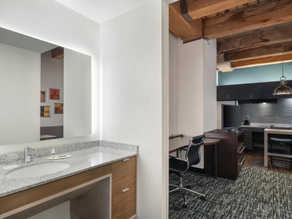 Residence Inn by Marriott Boston Downtown Seaport : photo 5 de la chambre studio lit king-size avec canapé-lit et baignoire adaptée - accessible aux personnes à mobilité réduite