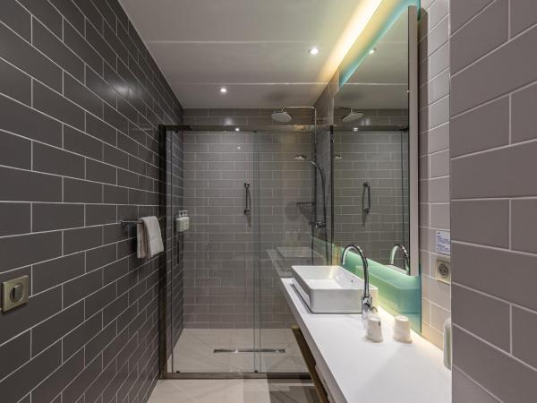 Holiday Inn Express Ajaccio, an IHG Hotel : photo 2 de la chambre suite lit king-size avec canapé-lit et balcon