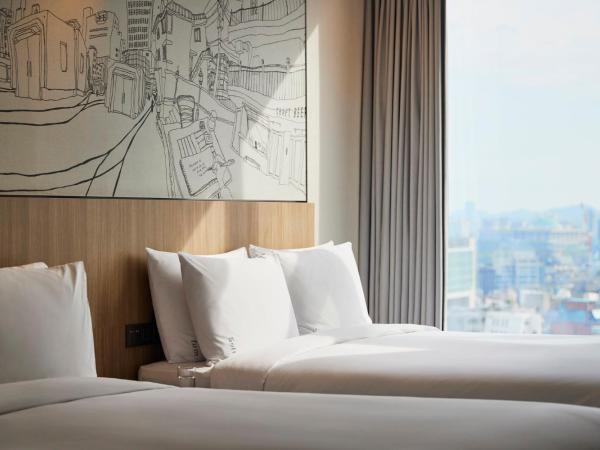 Holiday Inn Express Seoul Hongdae, an IHG Hotel : photo 1 de la chambre chambre standard avec 2 lits queen-size