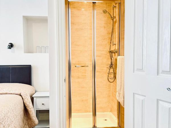 Lavender Guest House : photo 4 de la chambre chambre triple avec salle de bains privative