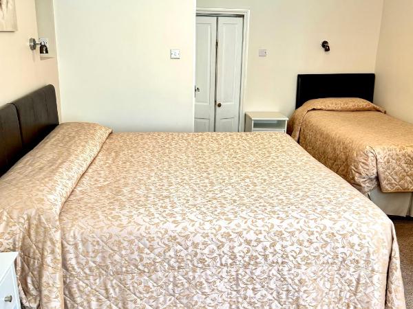 Lavender Guest House : photo 3 de la chambre chambre triple avec salle de bains privative