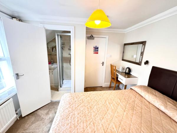 Lavender Guest House : photo 3 de la chambre chambre double avec salle de bains privative