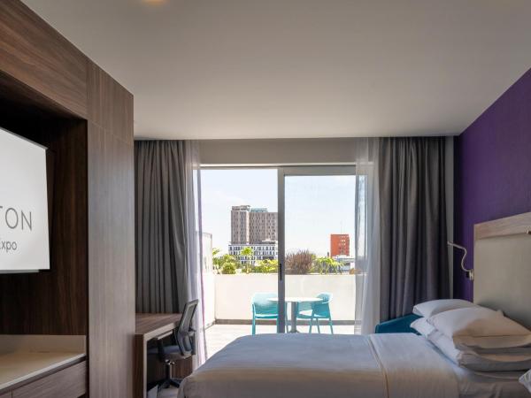 Sheraton Guadalajara Expo : photo 4 de la chambre chambre lit king-size de luxe - vue sur ville et balcon
