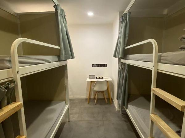 Forest Hostel Shanghai Jing'an : photo 4 de la chambre chambre quadruple avec salle de bains commune