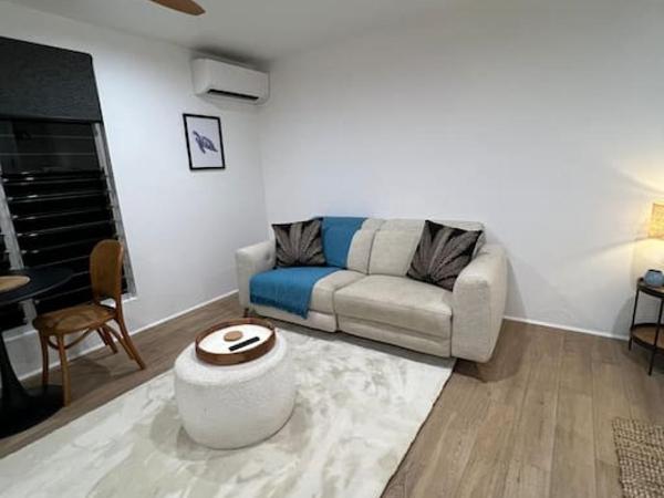 Indigo Studio with Pool 200m to Beach : photo 1 de la chambre studio avec vue sur jardin