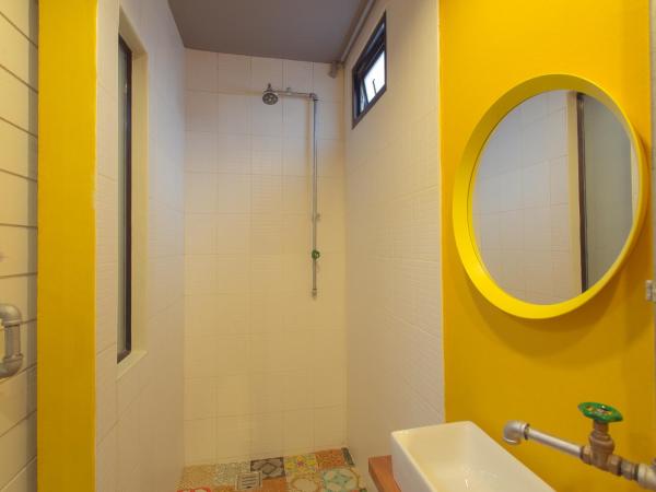 Bloo Hostel : photo 5 de la chambre chambre double avec salle de bains privative