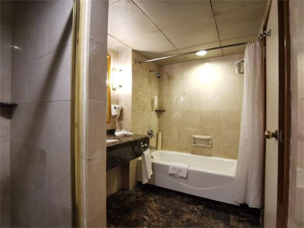 Qingdao Oceanwide Elite Hotel : photo 4 de la chambre chambre lits jumeaux d'affaires avec vue sur la ville