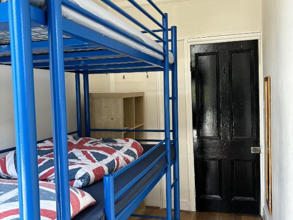 Saint James Backpackers : photo 1 de la chambre chambre triple avec terrasse