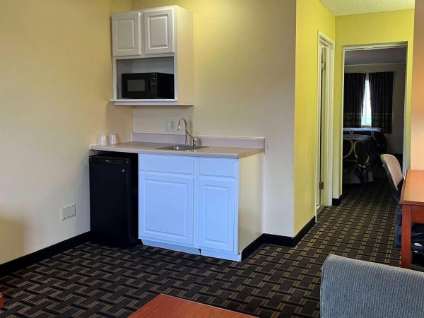 Super 8 by Wyndham Indianapolis/NE/Castleton Area : photo 1 de la chambre one-bedroom queen suite with two queen beds - non-smoking/mobility access