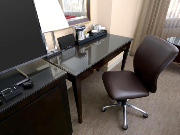 Hilton Parc 55 San Francisco Union Square : photo 1 de la chambre hébergement lit king-size deluxe avec vue et baignoire accessible en fauteuil roulant - adapté aux personnes à mobilité réduite/malentendantes