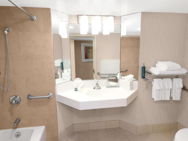 Hilton Parc 55 San Francisco Union Square : photo 7 de la chambre hébergement lit king-size deluxe avec vue et baignoire accessible en fauteuil roulant - adapté aux personnes à mobilité réduite/malentendantes