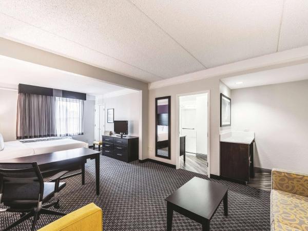 La Quinta Inn & Suites by Wyndham San Antonio Downtown : photo 3 de la chambre suite studio lit king-size - non-fumeurs