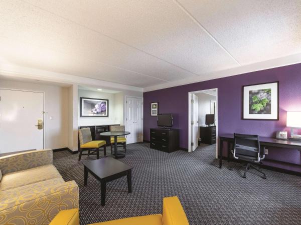 La Quinta Inn & Suites by Wyndham San Antonio Downtown : photo 1 de la chambre suite lit king-size avec baignoire spa