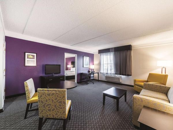 La Quinta Inn & Suites by Wyndham San Antonio Downtown : photo 2 de la chambre suite lit king-size avec baignoire spa