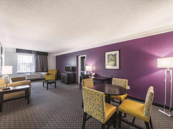 La Quinta Inn & Suites by Wyndham San Antonio Downtown : photo 3 de la chambre suite deluxe avec lit king-size